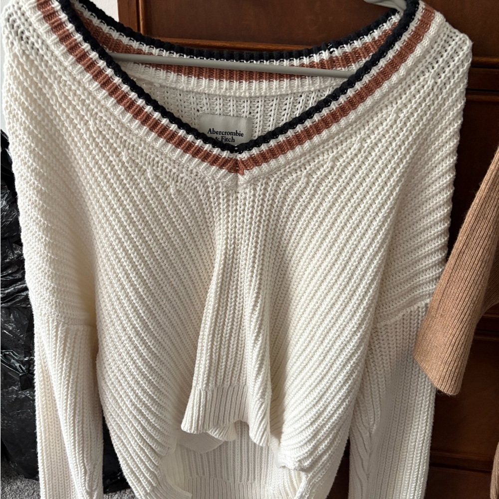 Abercrombie & Fitch Women's Cream V-Neck Sweater - Size M